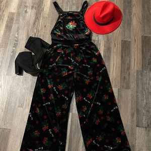Xhilaration velvet Christmas mistletoe overalls!Tis the season🎄